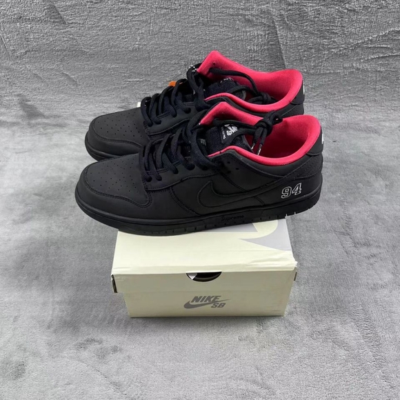 BRAND NEW NIKE SB DUNK SUPREME BLACK - Picture 1 of 6